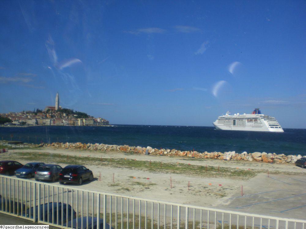 Kreuzfahrtschiff vor Rovinj, Kroatien